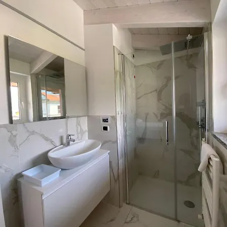 Royal Apt Lake Como 아파트호텔 콜리코