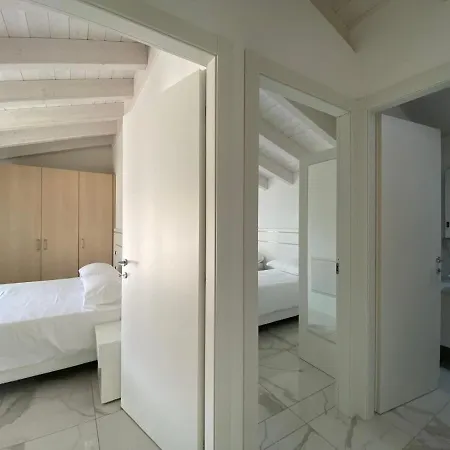 Royal Apt Lake Como 아파트호텔 콜리코
